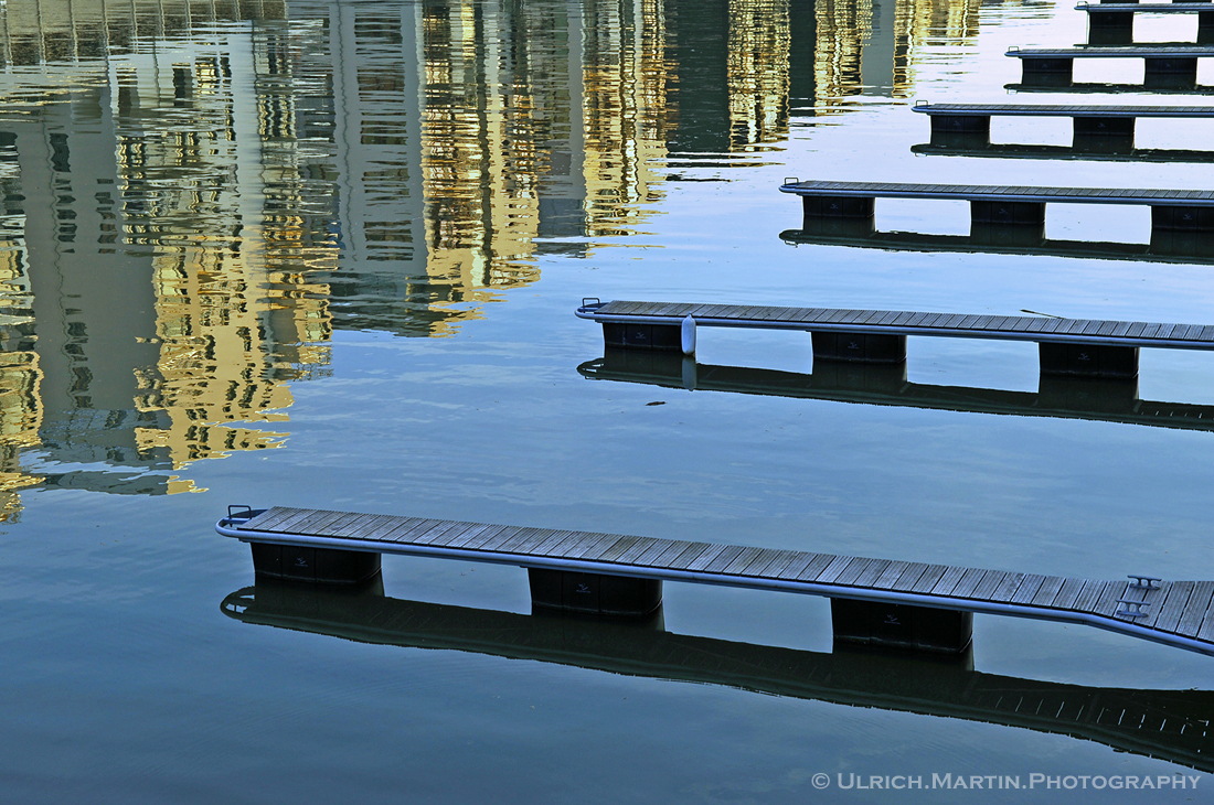 ... Bootsstege im abendlichen Westhafen ...