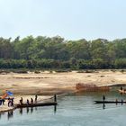 Bootsverkehr auf dem Rapti im Chitwan Nationalpark