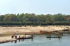 Bootsverkehr auf dem Rapti im Chitwan Nationalpark