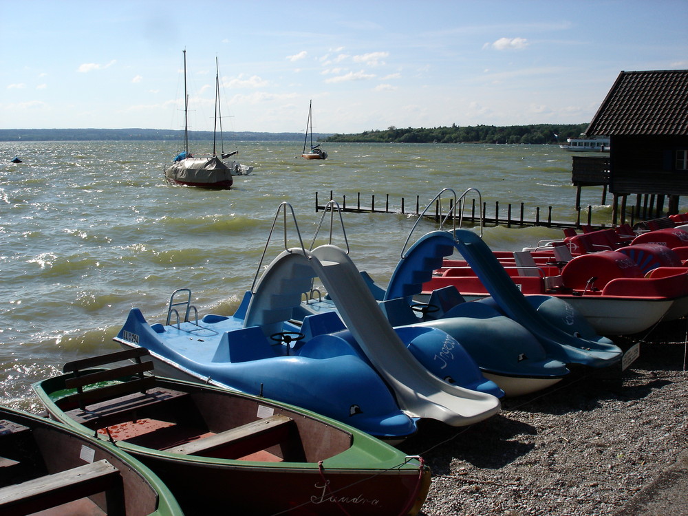 Bootsverleih am stürmischen Ammersee