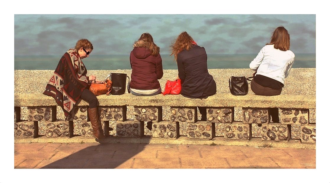 Bord de mer et pause-portable, les corps parlent sans rien dire