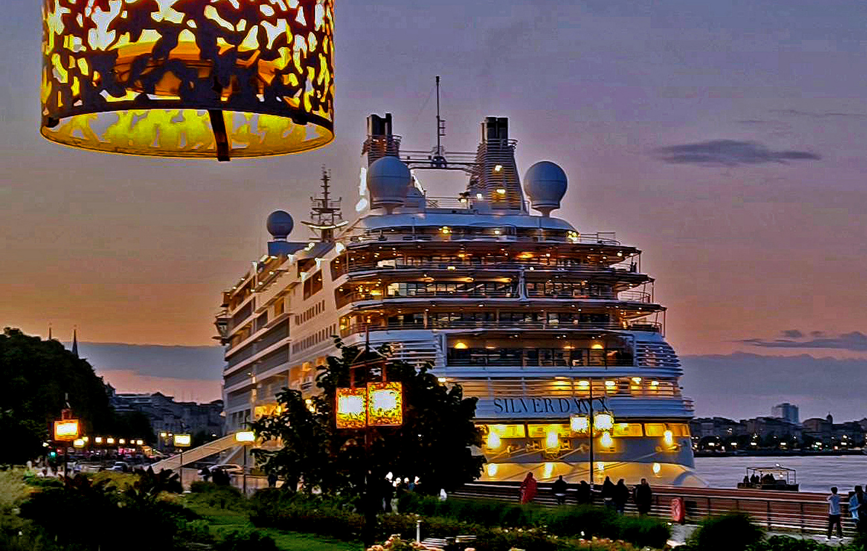 Bordeaux - Kreufahrtschiff auf der Garonne