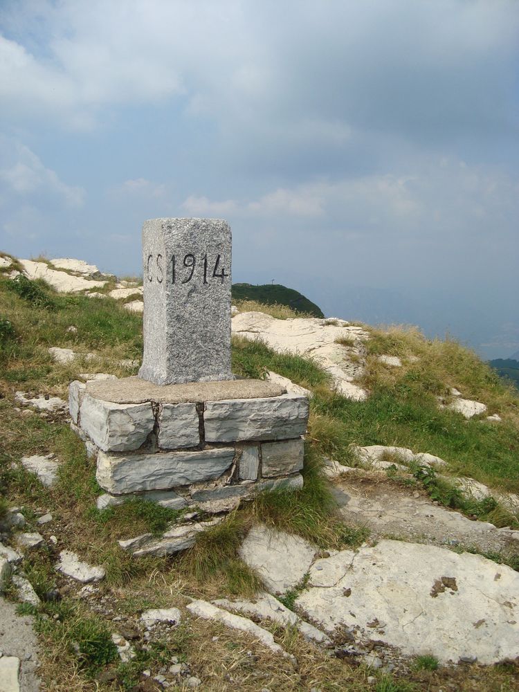 borderstone- Switzerland is on the left side, Italy on the right side