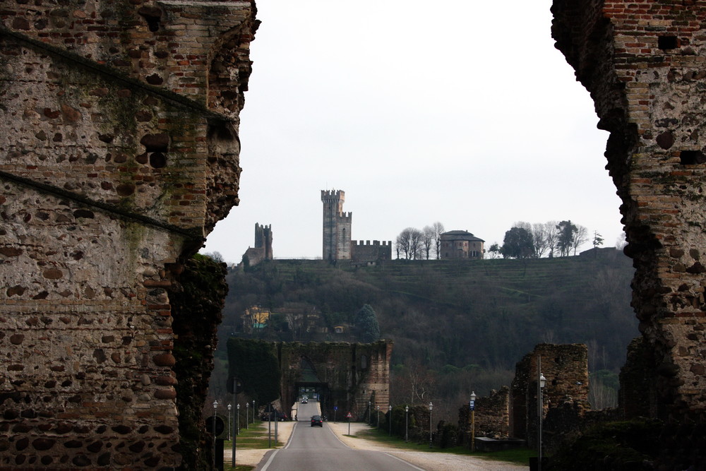 borghetto.... il ponte austriaco....nel fondo la fortezza