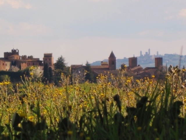 Borgo medievale di Certaldo Alto (Firenze) e San Gimignano (SI) in Toscana