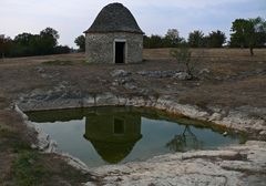 Borie mit kleinem See