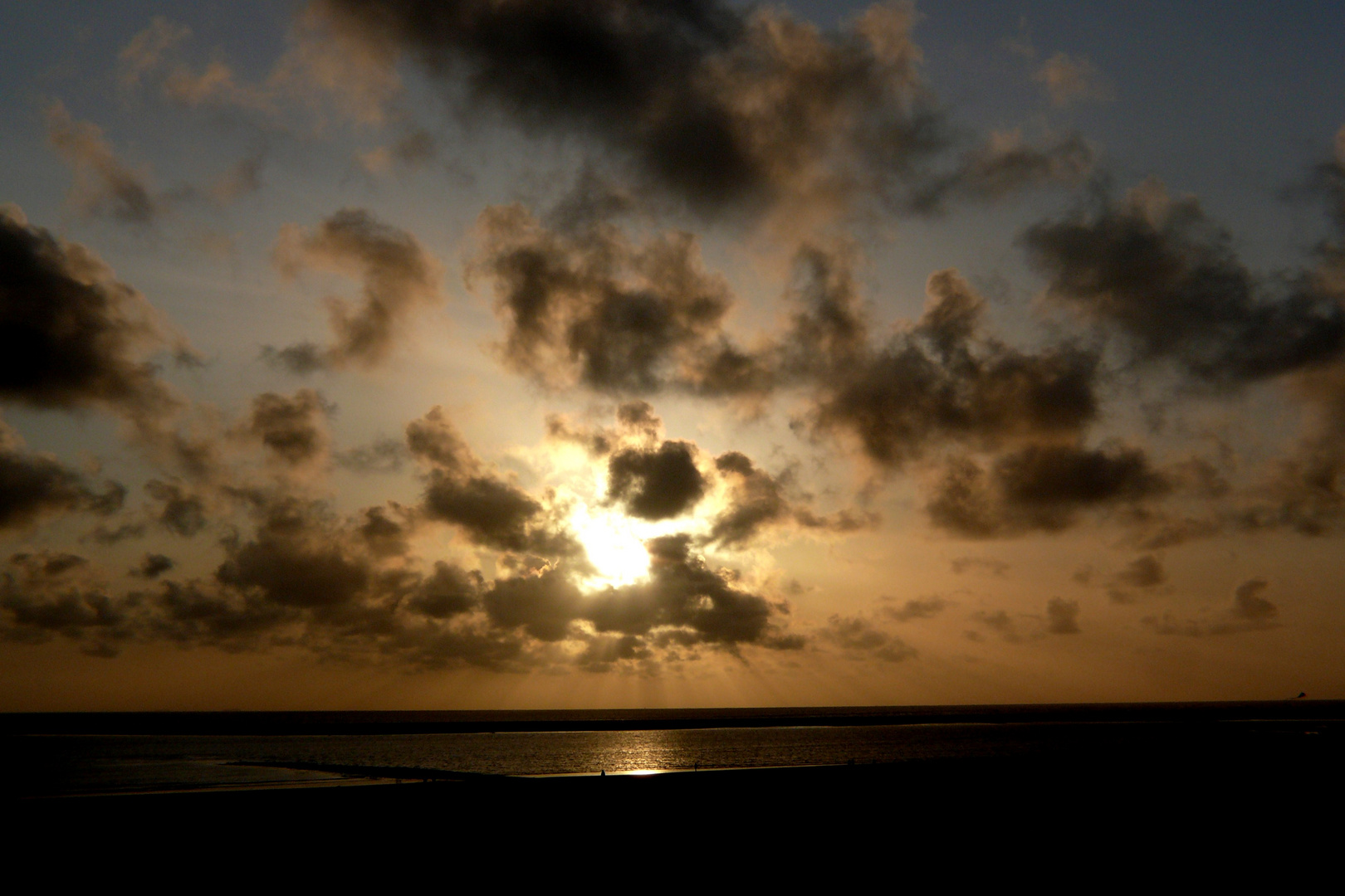 Borkum 2010 - Asche-Wolken aus Island?