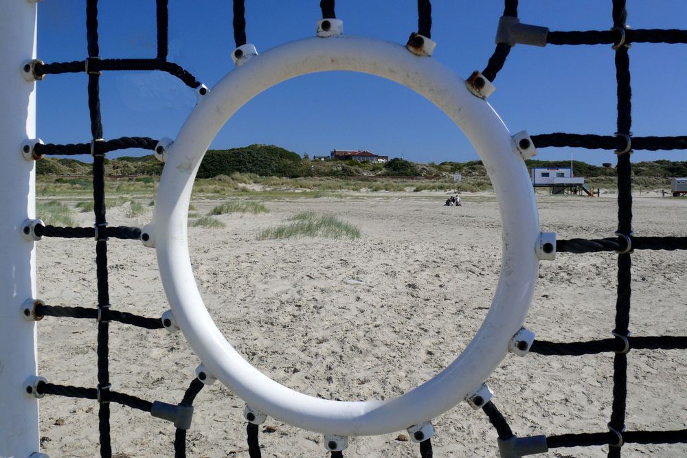 Borkum 2010 - Blick durch ein Strandtor auf das "Café Sturmeck"