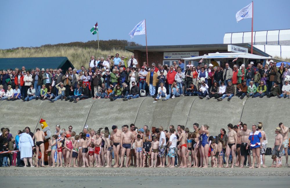 Borkum 2010 - Die Badesaison ist nun offiziell eröffnet (1)