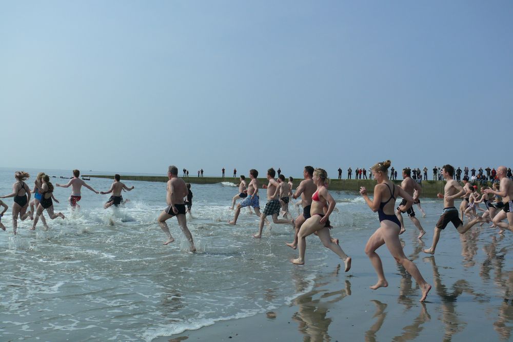 Borkum 2010 - Die Badesaison ist nun offiziell eröffnet (2)