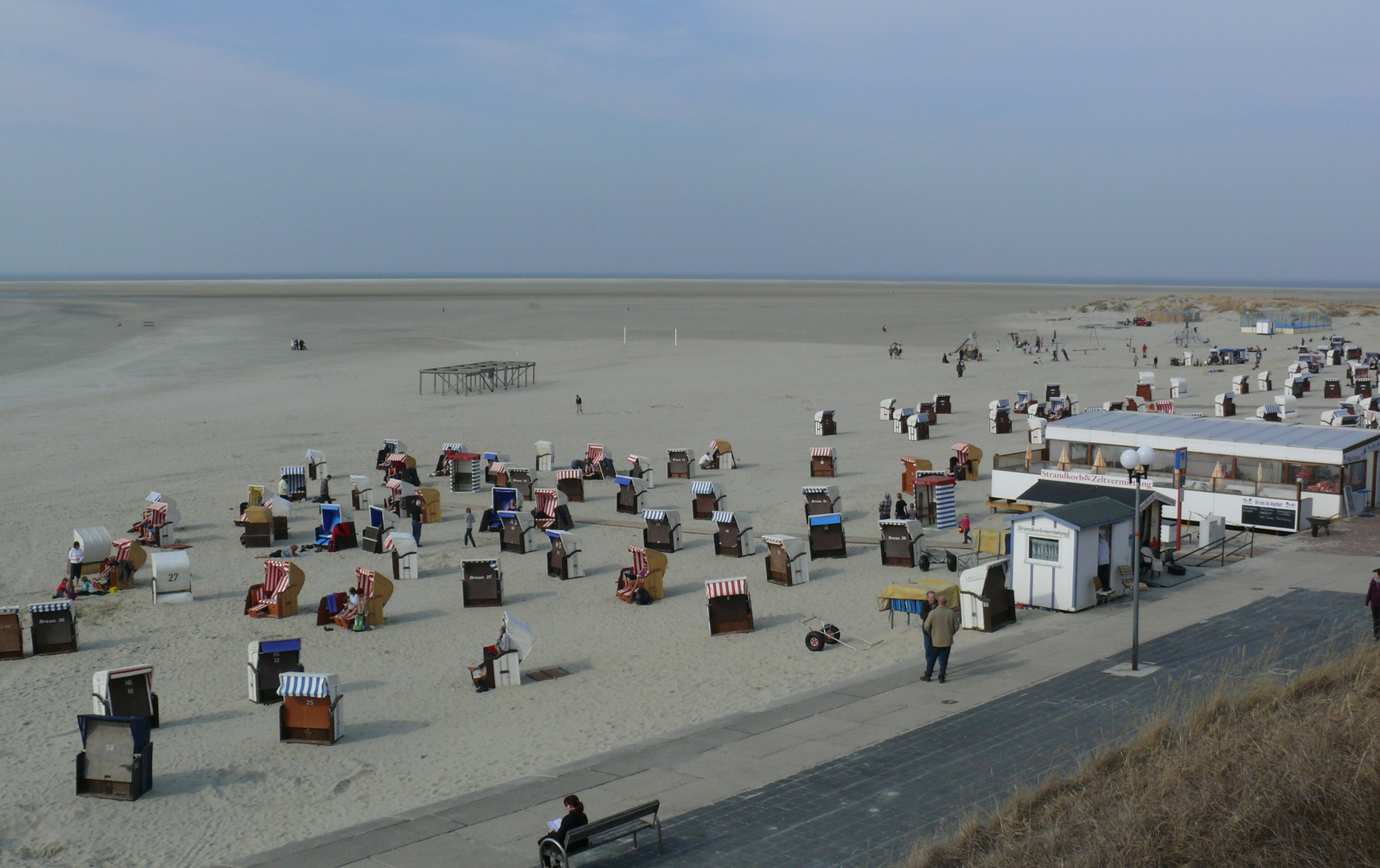 Borkum 2010 - Die ersten Strandkörbe sind schon belegt