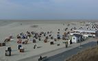 Borkum 2010 - Die ersten Strandkörbe sind schon belegt by Reinhold Müller