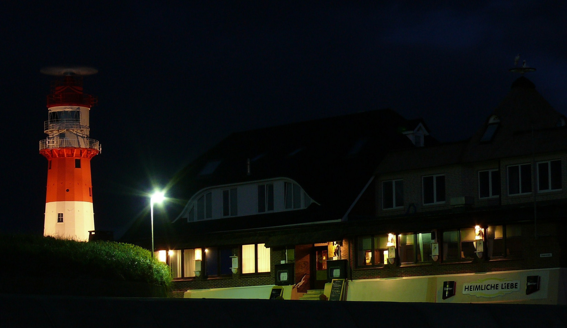 Borkum 2010 - Leuchtturm und Restaurant "Heimliche Liebe" am Südstrand