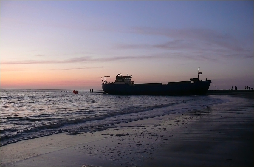 Borkum 2011 - Bergung der "Nordland 1" / Endlich im Wasser