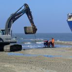 Borkum 2011 - Bergungsversuch "Nordland 1" - Die Taue zum Schlepper werden angelegt