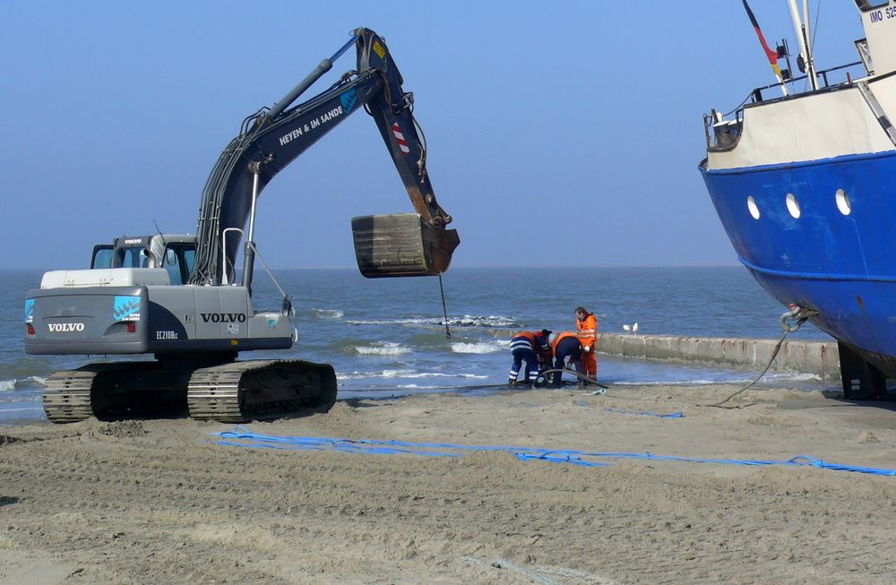 Borkum 2011 - Bergungsversuch "Nordland 1" - Die Taue zum Schlepper werden angelegt