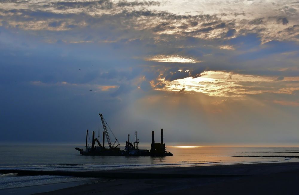 Borkum 2011 - Fracht- und Arbeitsschiff für die Sanierung der Buhne