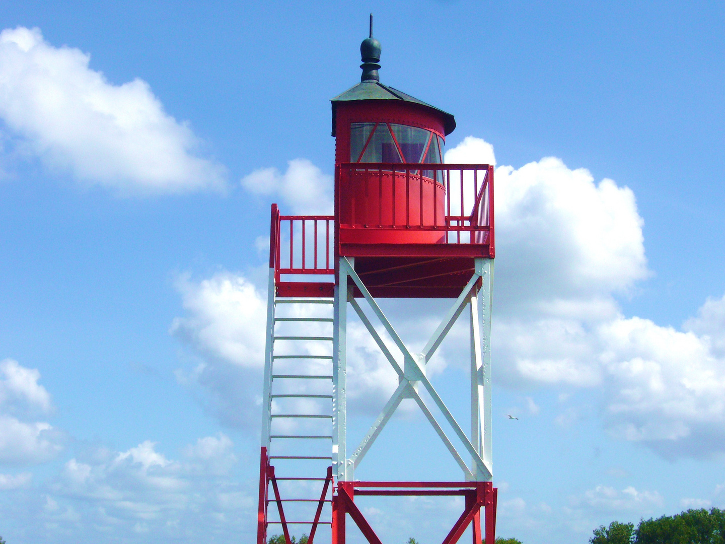 Borkum 7: Rot-weiße Gitterbake mit Plattform...