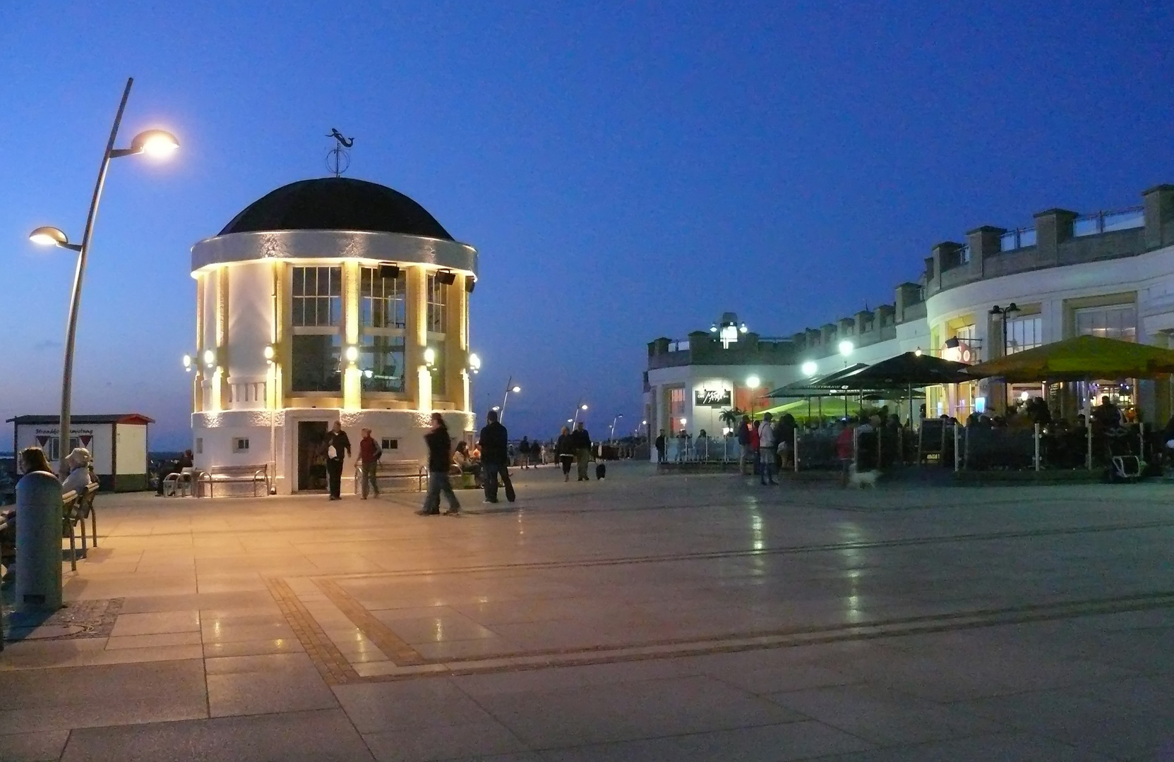 Borkum - Abend auf der gerade renovierten Hauptpromenade am Nordstrand