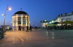 Borkum - Abend auf der gerade renovierten Hauptpromenade am Nordstrand