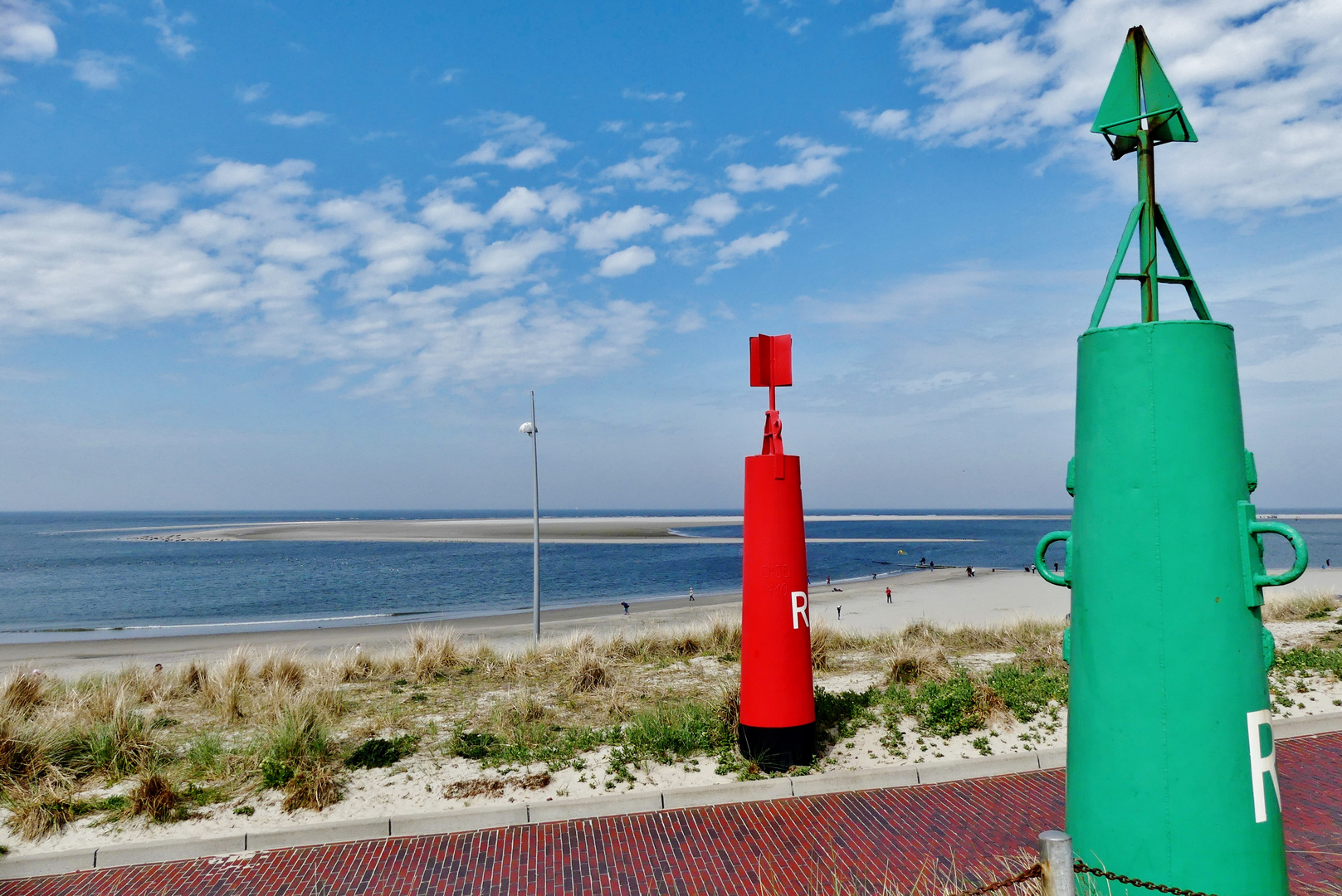 Borkum  -  Blick auf den Nordstrand mit vorgelagerter Robbeninsel