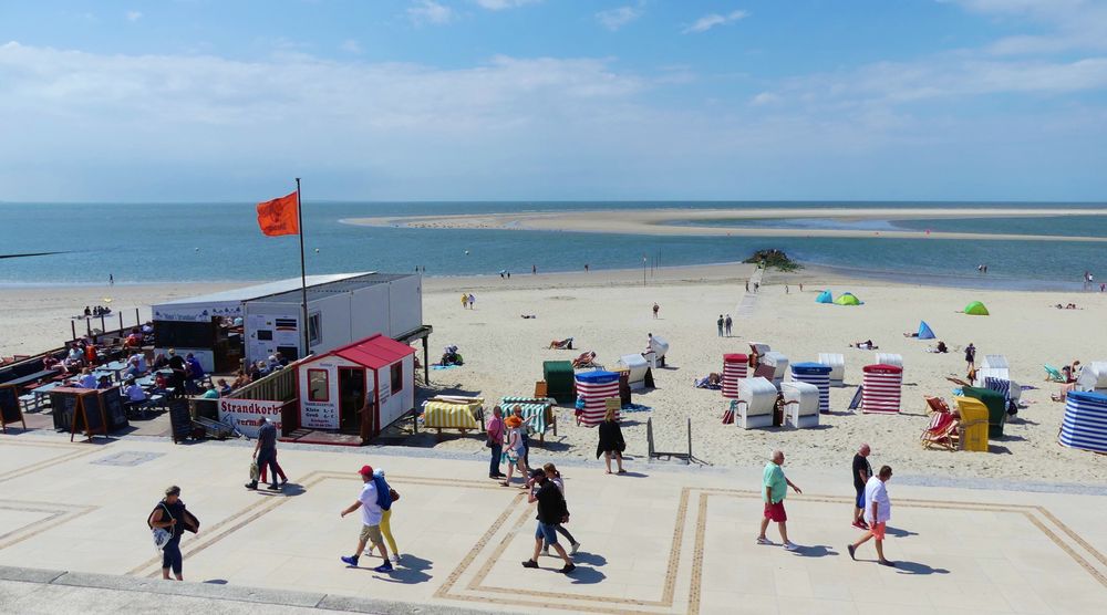 Borkum  -  Blick auf den Nordstrand mit vorgelagerter Seehundbank