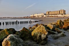 Borkum - Blick von der Buhne auf die Promenade am Nordstrand