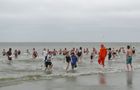 Borkum - Brrrrrrrrrrrrrrrr - ganz schön mutig bei diesem Wetter by Reinhold Müller 