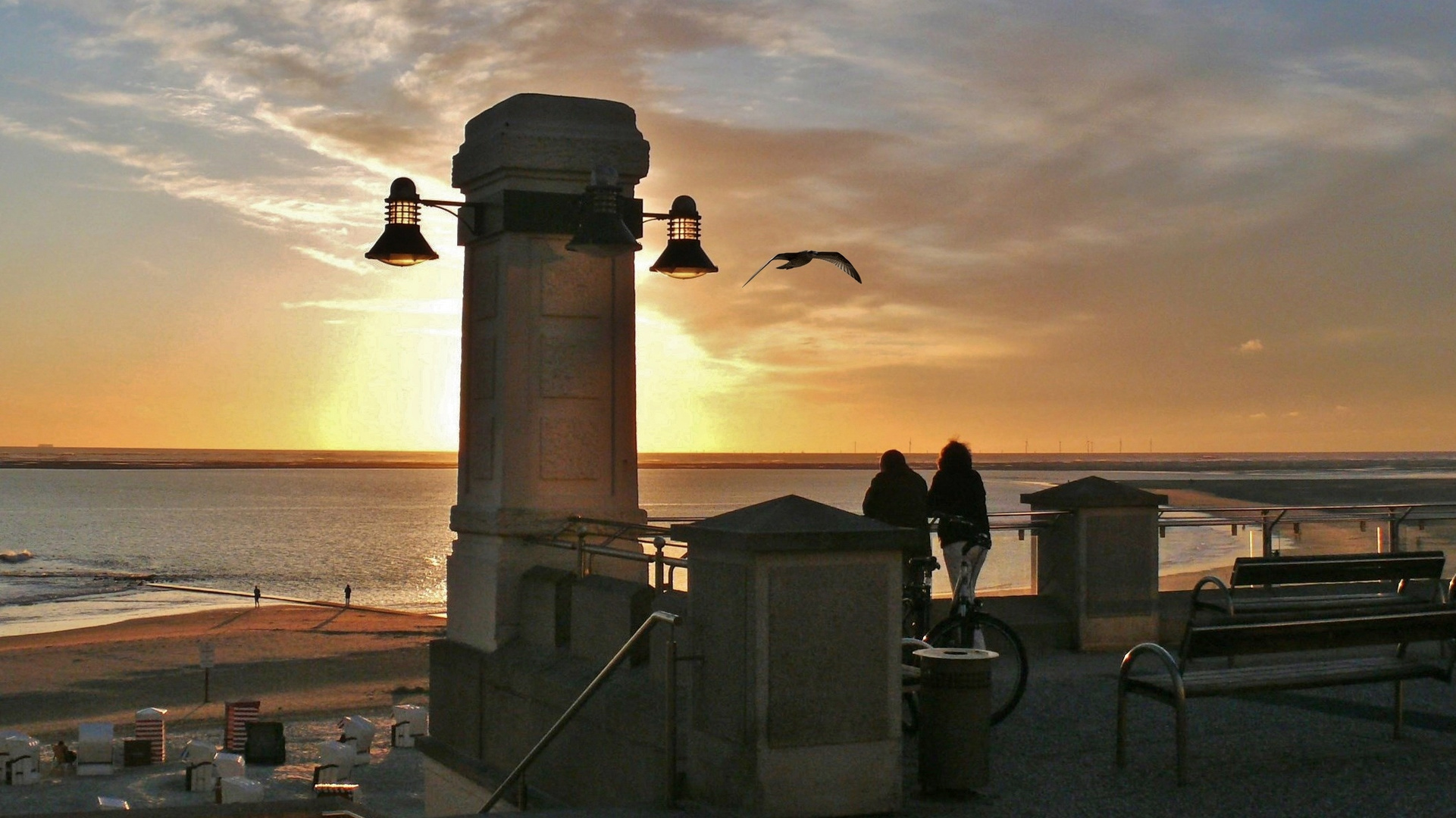 Borkum - Den Sonnenuntergang auf der Promenade genießen