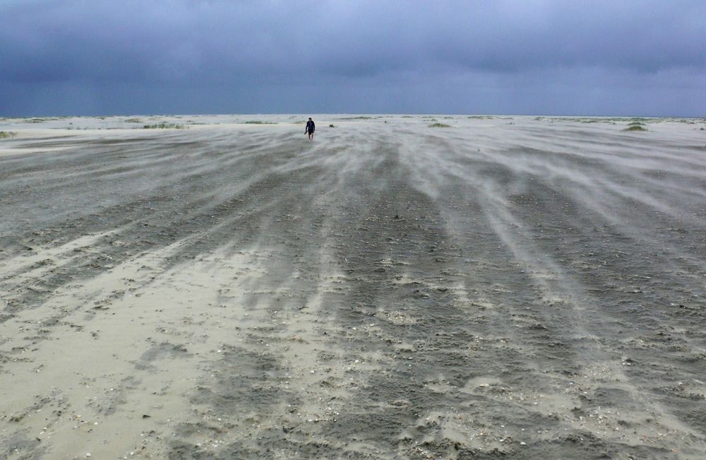 Borkum  -  Der Sturm fegt den Sand ...