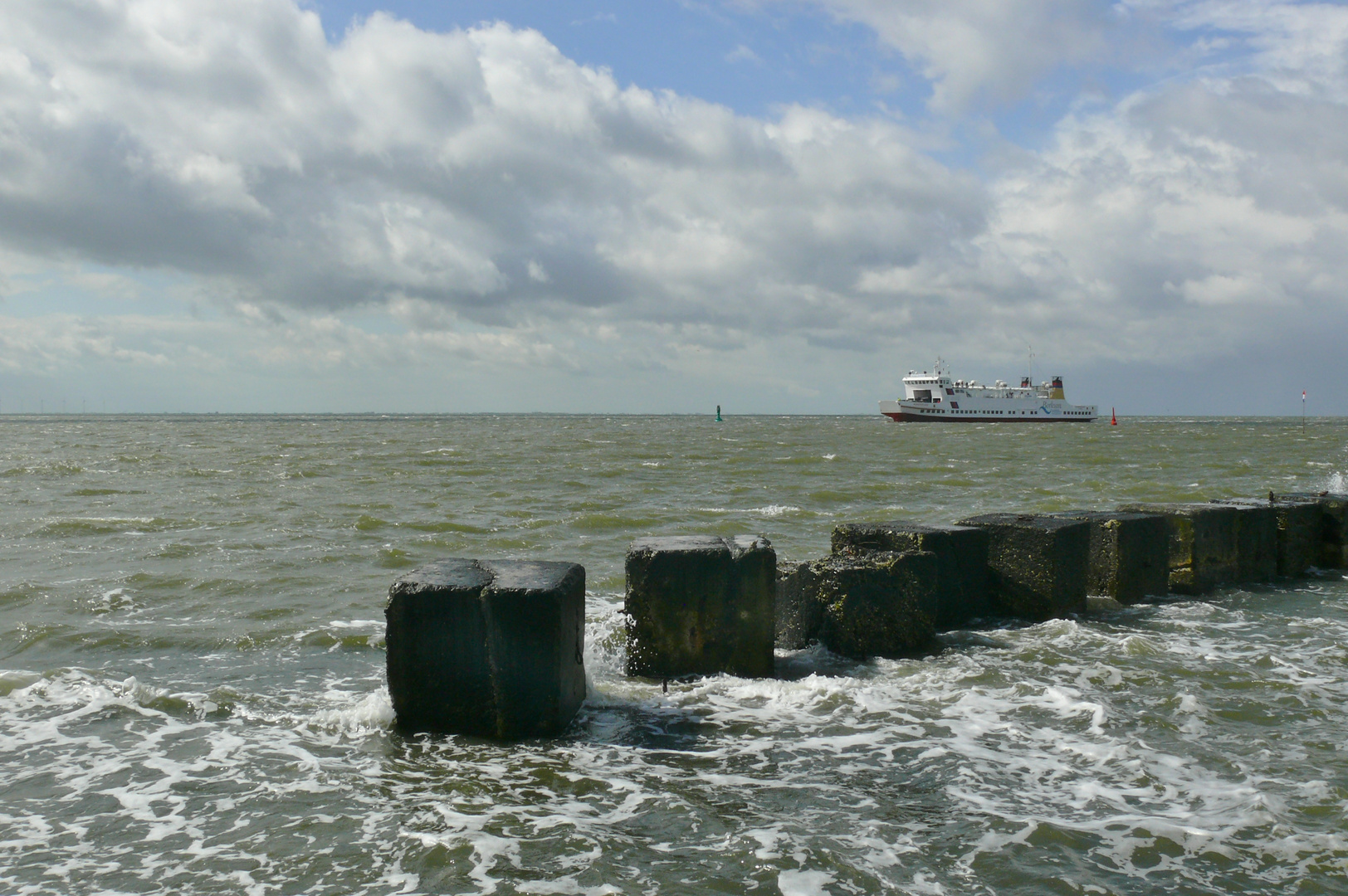 Borkum - Die Fähre "Münsterland" bringt neue Gäste auf die Insel