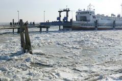 Borkum - Die Fähre nach Emden konnte nur am Außenanleger festmachen