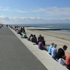 Borkum - Die vielen Sitzmöglichkeiten auf der neuen Promenade kommen bei den Gästen sehr gut an