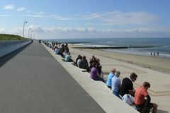 Borkum - Die vielen Sitzmöglichkeiten auf der neuen Promenade kommen bei den Gästen sehr gut an