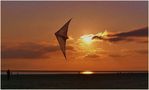 Borkum - Ein Drache im heutigen Abendlicht am Nordstrand by Reinhold Müller 