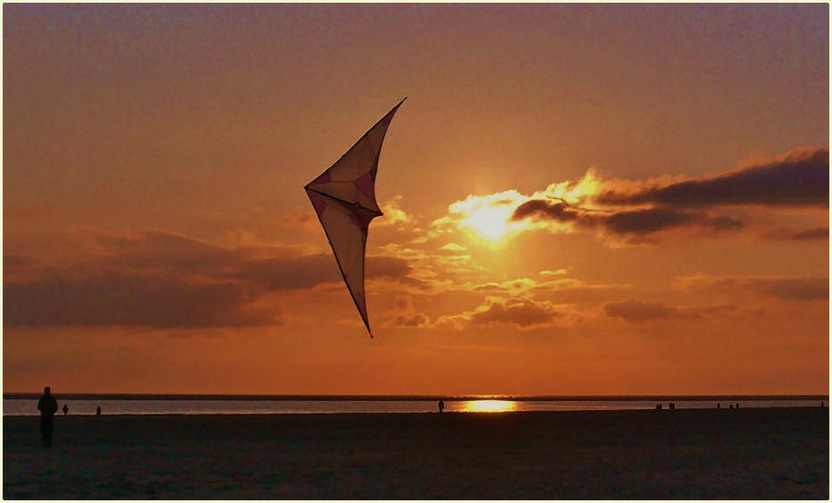 Borkum - Ein Drache im heutigen Abendlicht am Nordstrand