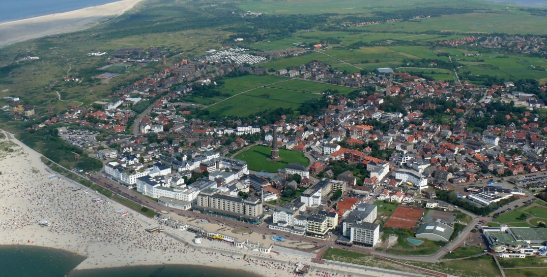 Borkum - Flug mit dem Tragschrauber (1) - Nordstrand und Ortszentrum