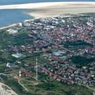 Borkum - Flug mit dem Tragschrauber (3) - Blick vom Südstrand über den Ort bis zur großen Sandbank