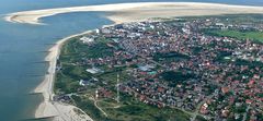 Borkum - Flug mit dem Tragschrauber (3) - Blick vom Südstrand über den Ort bis zur großen Sandbank