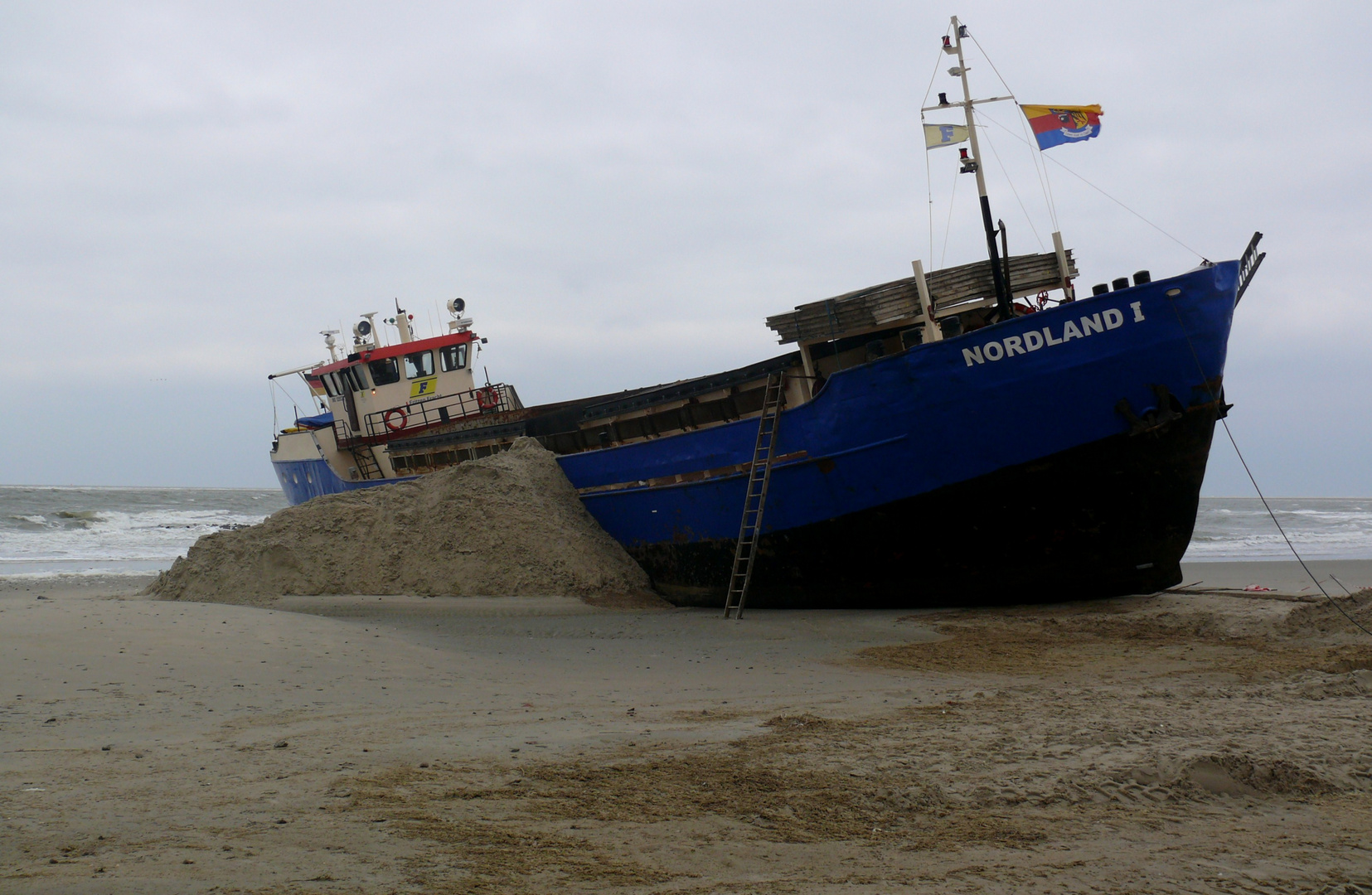 Borkum / Gestrandeter Frachter entladen / Hat er noch eine Chance?