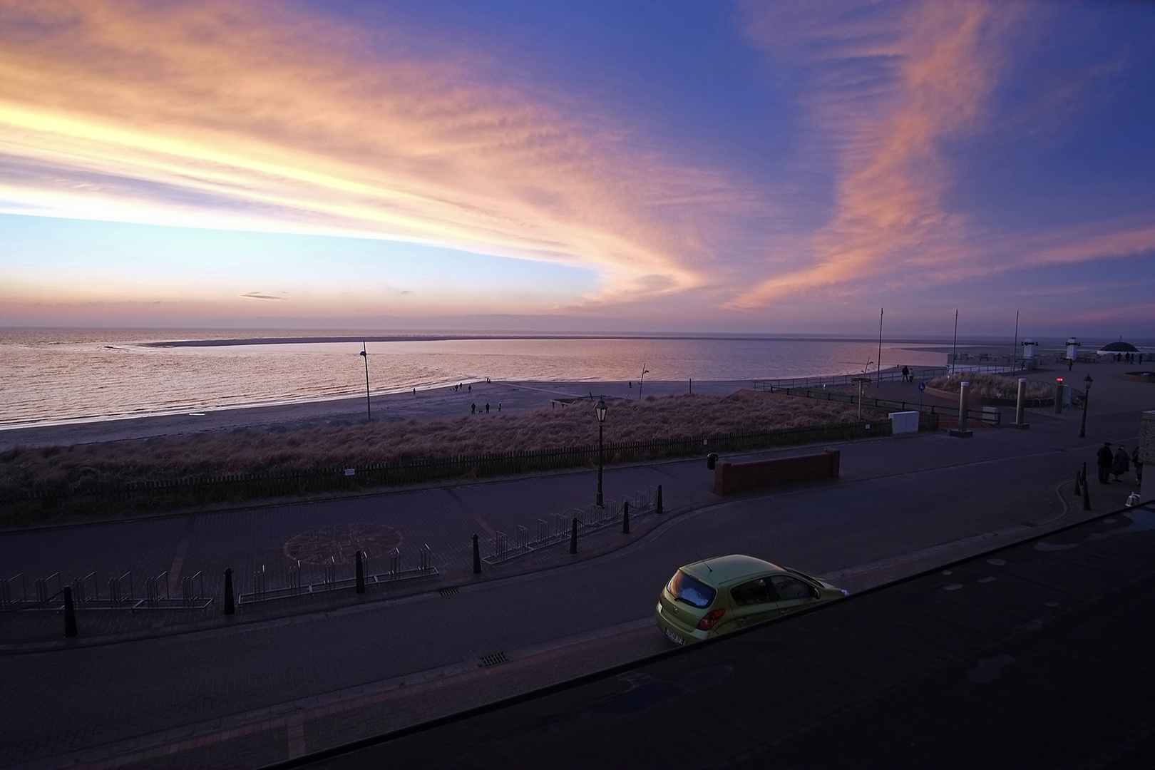 Borkum: Sonnenuntergang mit kupferfarbigen Abendwolken