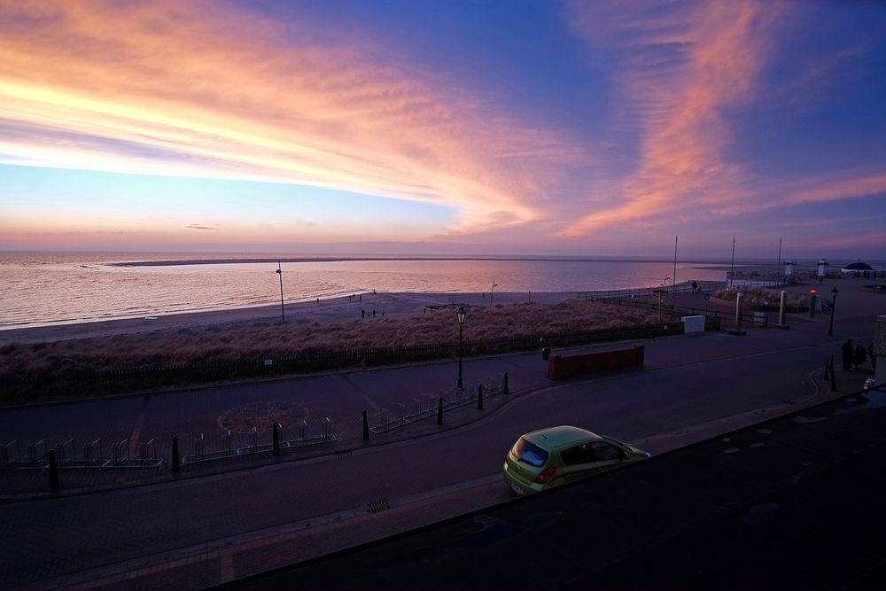 Borkum: Sonnenuntergang mit kupferfarbigen Abendwolken