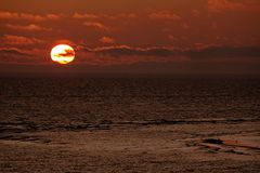 Borkum: Sonnenuntergang mit kupferfarbigen Abendwolken