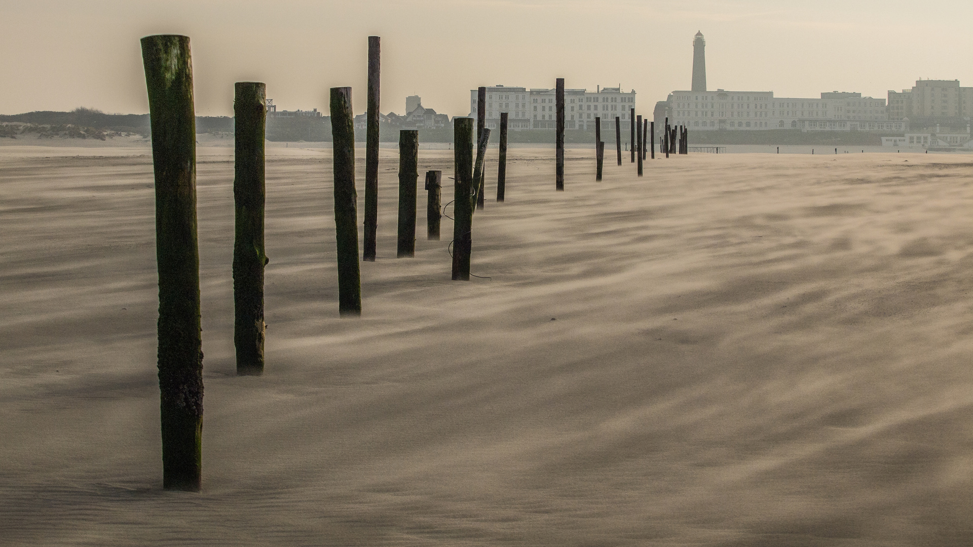 Borkum, Stadt und jede Menge Pfosten