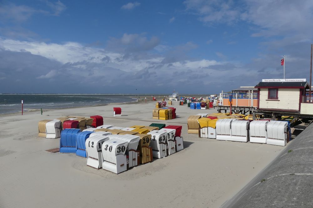 Borkum - Strandkörbe für den Abtransport ins Winterquartier bereitgestellt