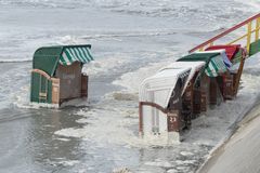 Borkum - Strandkörbe im Wasser