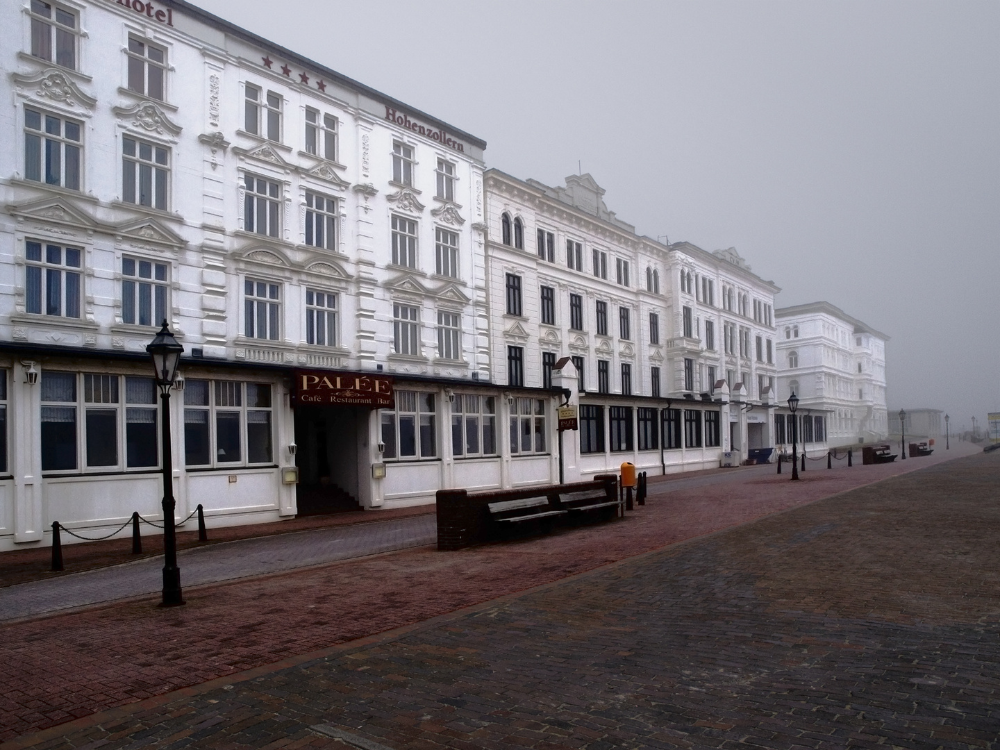 Borkum Strandpromenade im Nebel