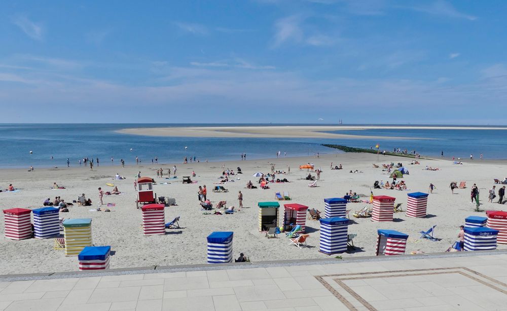 Borkum  -  Strandwetter wie man es sich nicht besser wünschen kann