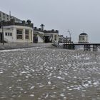 Borkum unter Eis - und der Sand zum Streuen liegt drunter