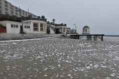 Borkum unter Eis - und der Sand zum Streuen liegt drunter